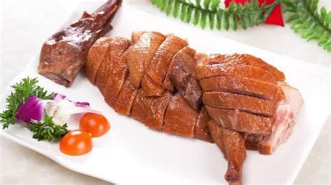  Le Hainan Jiaji Duck: Une Explosion Savoureuse de Canard au Miel et aux Épices Tropicales ?