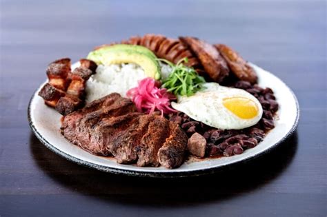  Bandeja Paisa ! Un festin coloré de saveurs épicées et de textures réconfortantes