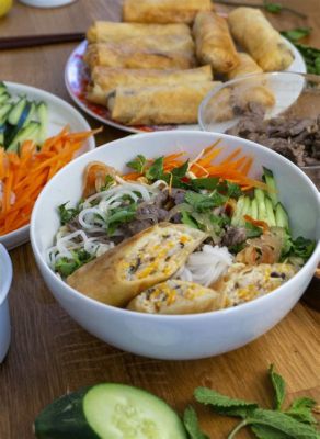  Bún Bò Huế:  Savoureux et parfumé à la fois, ce plat réconfortant vietnamien offre une explosion de saveurs épicées et un bouillon délicieusement complexe.