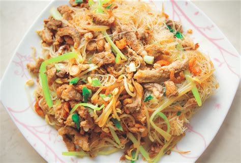  Les Nouilles de Riz Frittes au Porc et aux Légumes: Une Explosion de Saveurs Savoureuses et d'Aromes Irrésistibles !