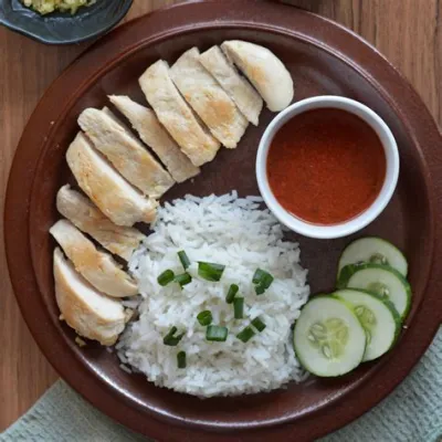  Le Hainanese Chicken Rice: Une symphonie de saveurs délicates et une explosion de textures réconfortantes?