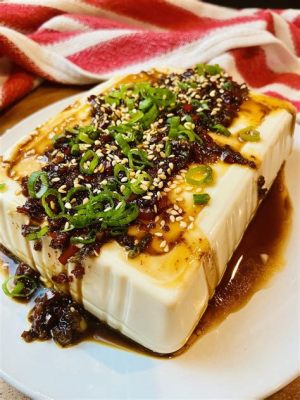   Le Doufu Rousi : Une Harmonie Explosif entre Texture Soyeuse du Tofu et Richesses Savoureuses de la Viande !