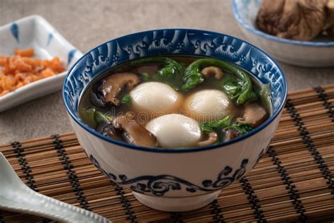  Ningbo Tangyuan: Un Délice Sucré et Glissant au Coeur d'une Soupe Savoureuse ?