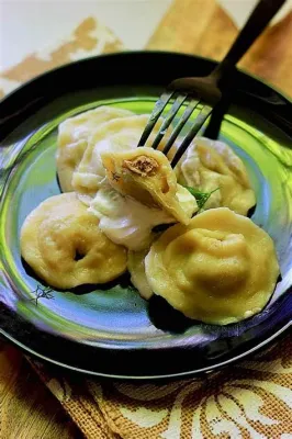  Pelmeni Russes: Une symphonie de saveurs sucrées-salées qui vous envoûtera!