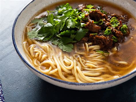  La soupe aux nouilles à la viande de mouton : une symphonie épicée et réconfortante qui réchauffe le cœur en un instant !